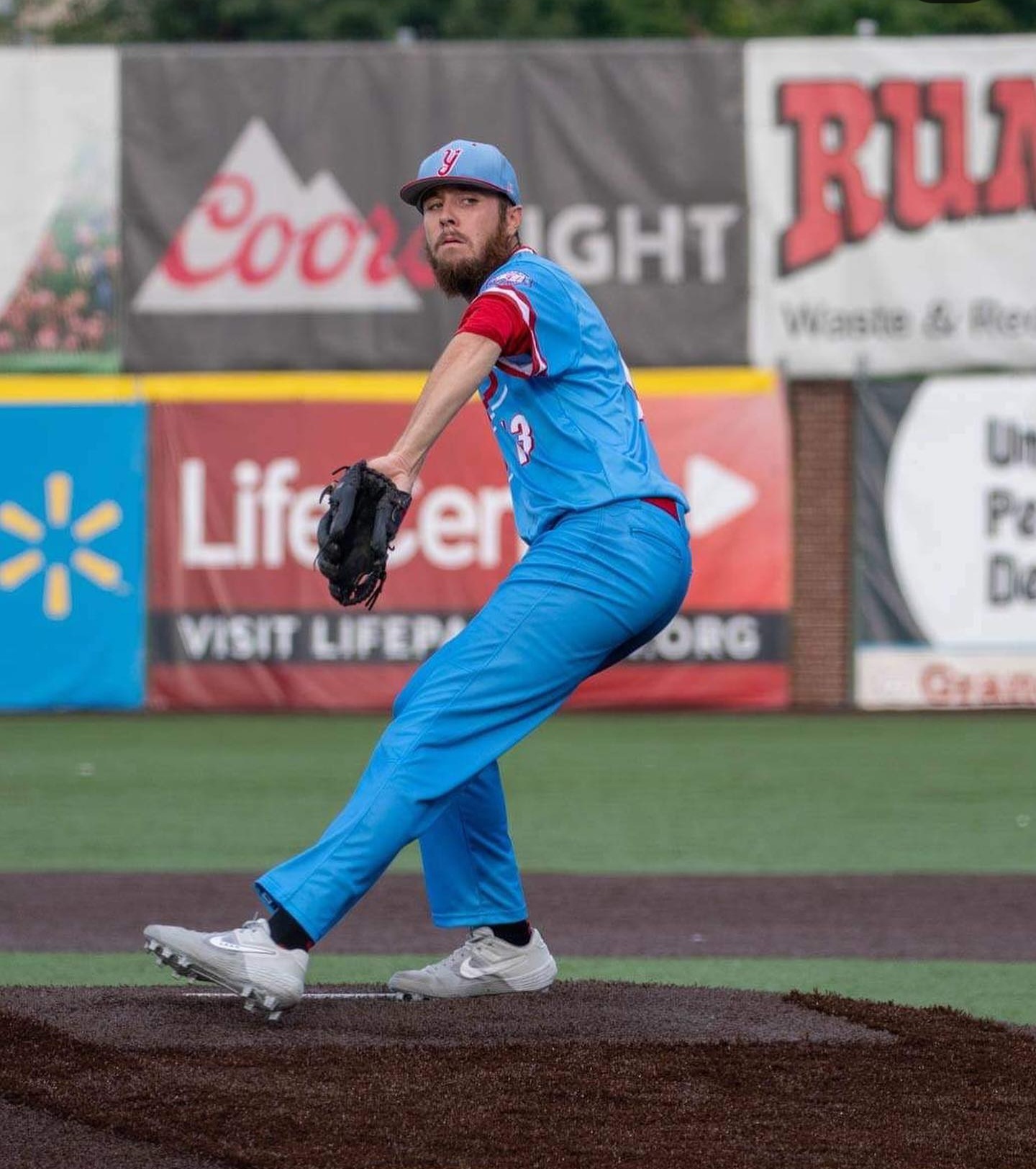Kevin Hahn delivering a pitch in his Florence Y'alls uniform